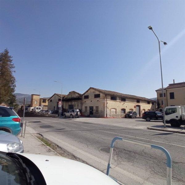 locale commerciale in vendita a Castelraimondo