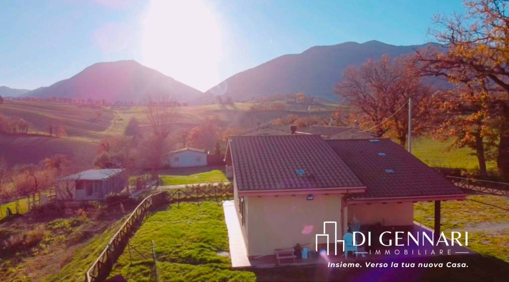 casa indipendente in vendita a Castelraimondo in zona Rustano