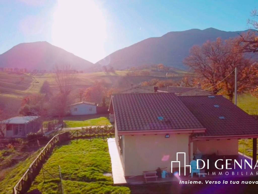 casa indipendente in vendita a Castelraimondo in zona Rustano