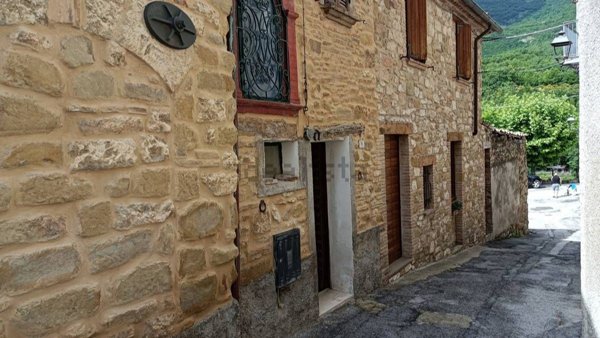 esavano in vendita a Castelraimondo