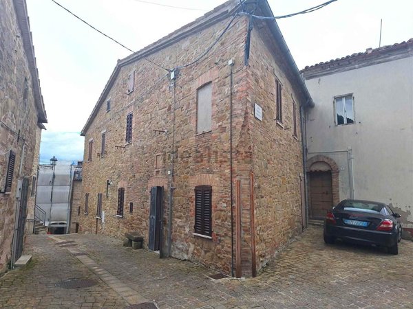 pentavano in vendita a Castelraimondo in zona Crispiero