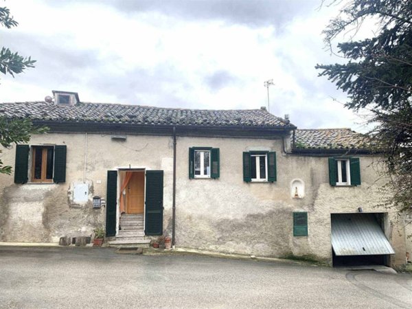 casa indipendente in vendita a Castelraimondo in zona Carsignano