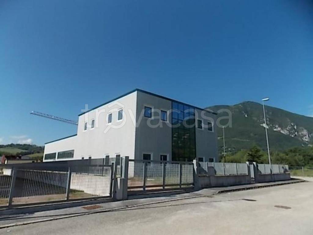 locale commerciale in vendita a Castelraimondo