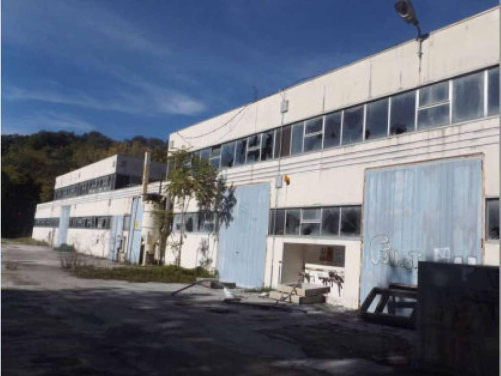 locale commerciale in vendita a Castelraimondo