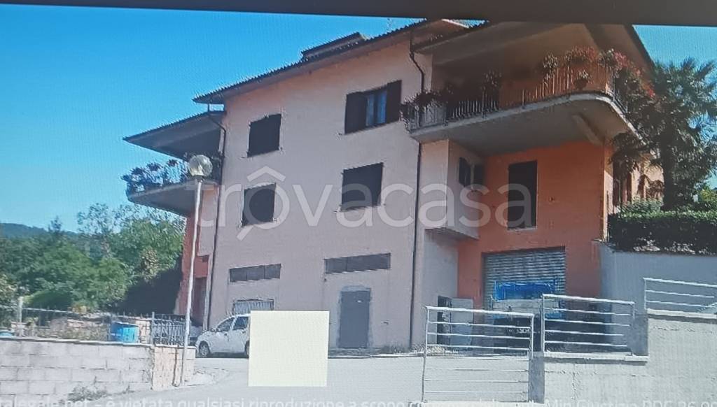 locale commerciale in vendita a Castelraimondo