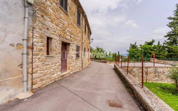 casa indipendente in vendita a Castelraimondo in zona Collina