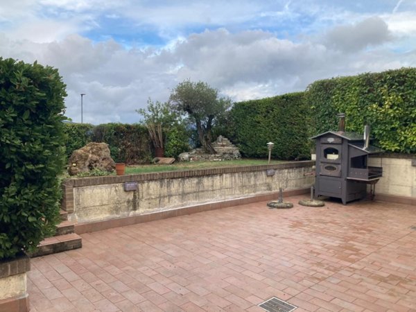 casa indipendente in vendita a Castelraimondo