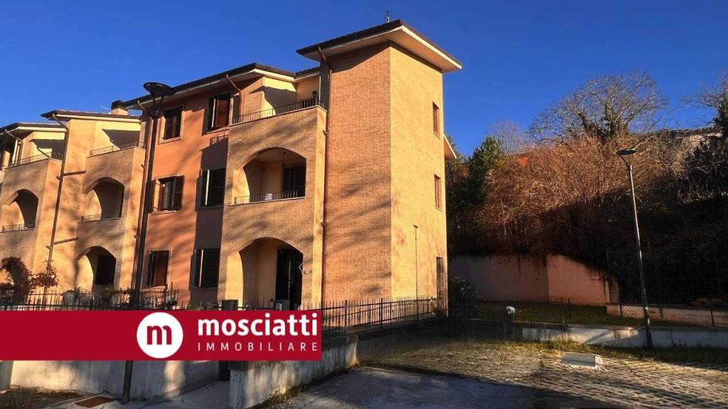 appartamento in vendita a Castelraimondo in zona Collina