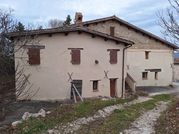 casale in vendita a Castelraimondo in zona Sant'Angelo