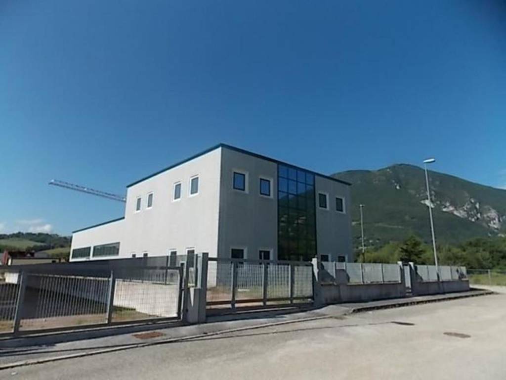 locale commerciale in vendita a Castelraimondo