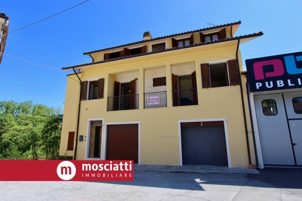 casa indipendente in vendita a Castelraimondo