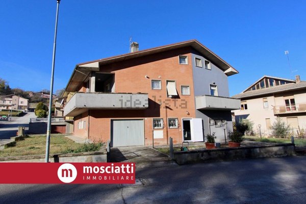 casa indipendente in vendita a Castelraimondo