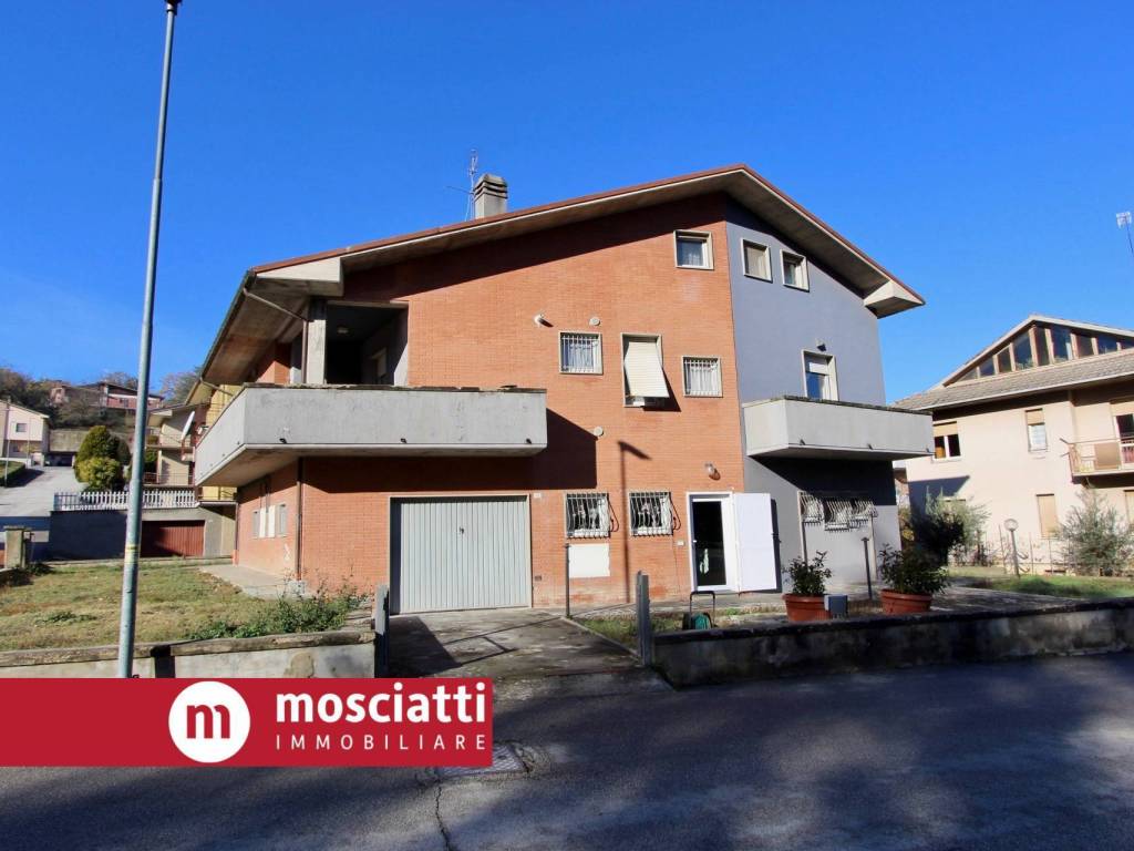 casa indipendente in vendita a Castelraimondo