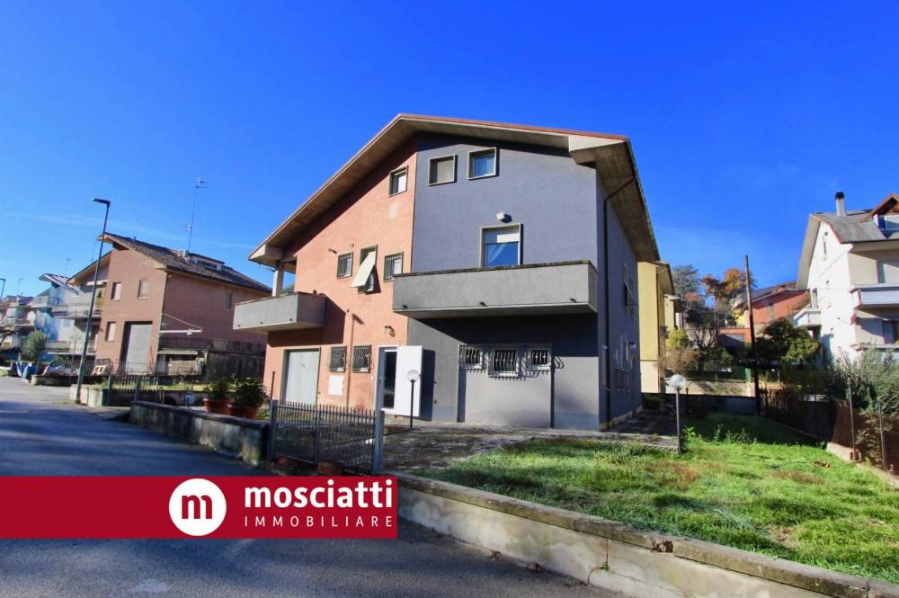 casa indipendente in vendita a Castelraimondo