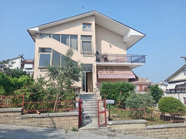 casa indipendente in vendita a Castelraimondo in zona Collina