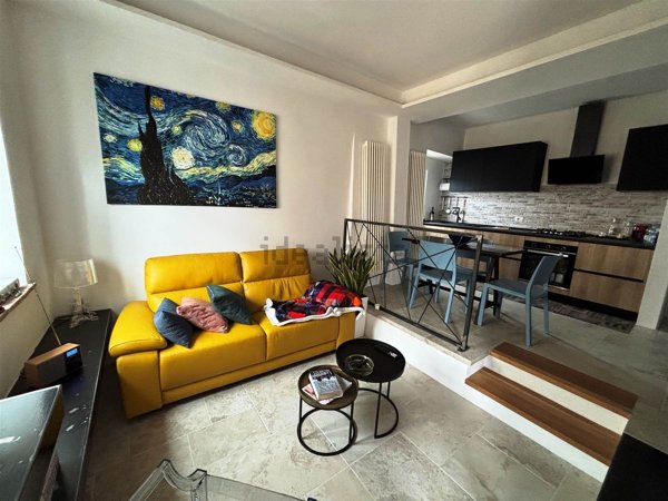 casa indipendente in vendita a Castelraimondo in zona Crispiero