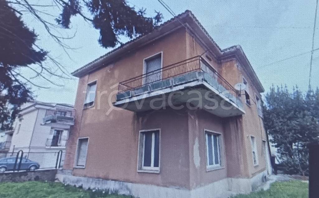 casa indipendente in vendita a Castelraimondo