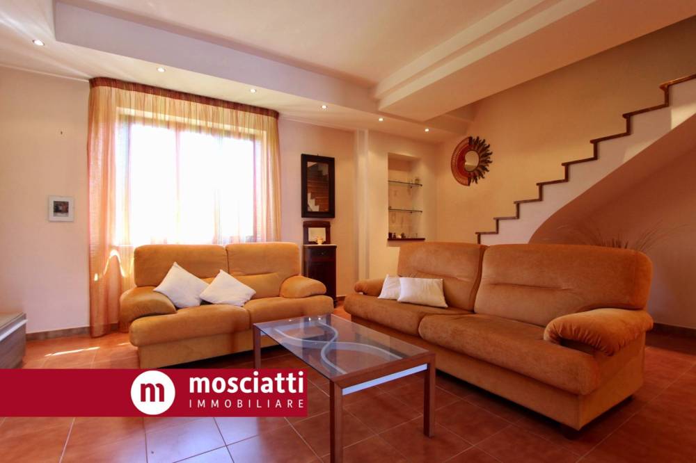 casa indipendente in vendita a Castelraimondo