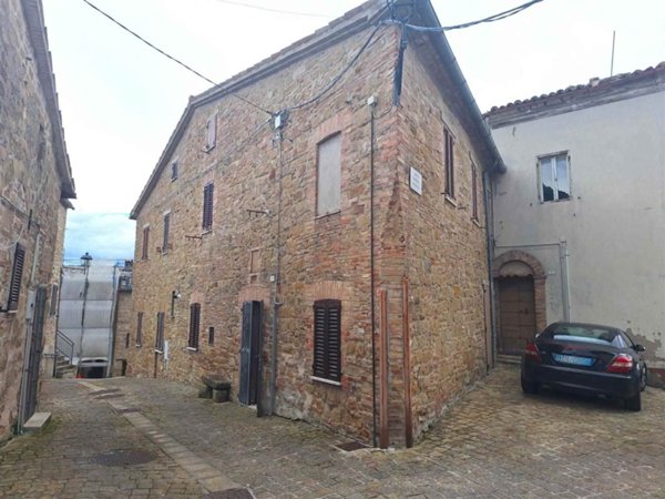 casa indipendente in vendita a Castelraimondo in zona Crispiero