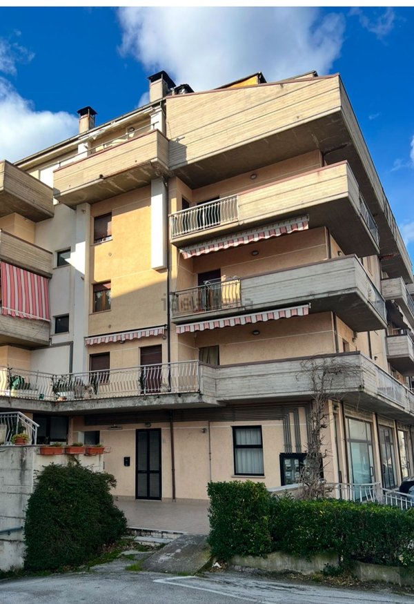 appartamento in vendita a Castelraimondo in zona Collina