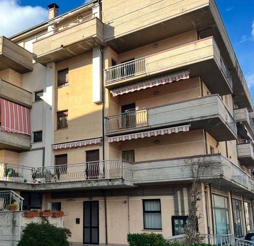 appartamento in vendita a Castelraimondo in zona Collina