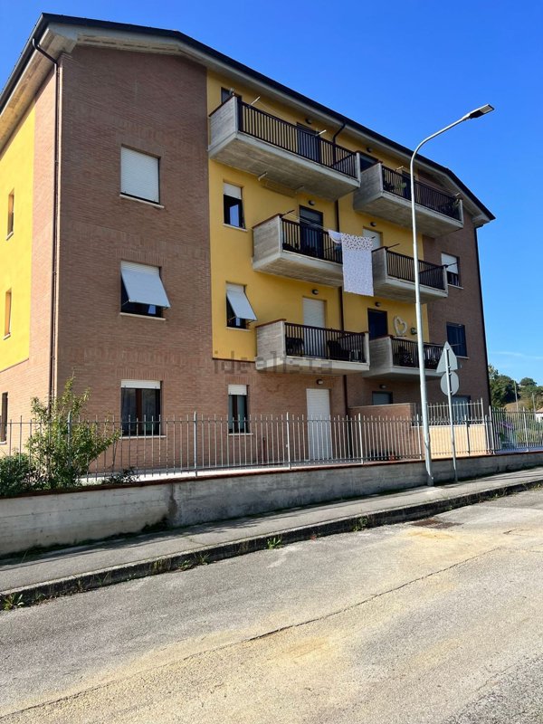 appartamento in vendita a Castelraimondo in zona Collina