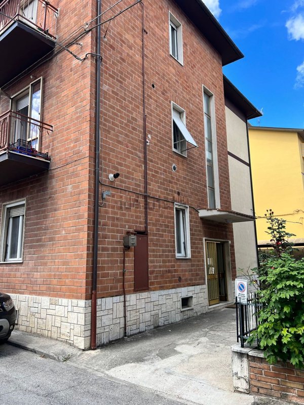 appartamento in vendita a Castelraimondo in zona Collina