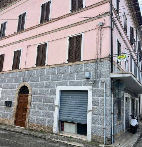 appartamento in vendita a Castelraimondo in zona Collina