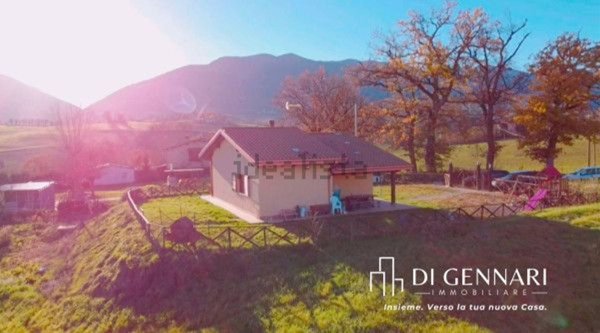 casa indipendente in vendita a Castelraimondo in zona Rustano