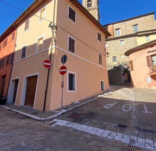 casa indipendente in vendita a Castelraimondo