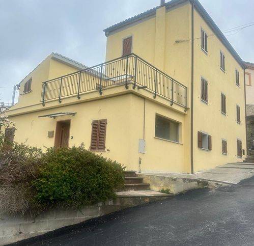 casa indipendente in vendita a Castelraimondo in zona Crispiero