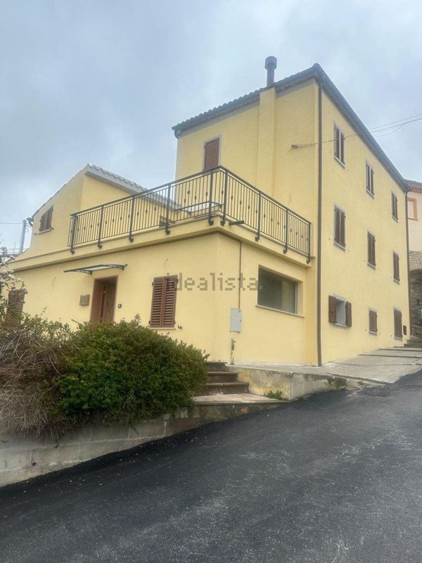 casa indipendente in vendita a Castelraimondo in zona Crispiero