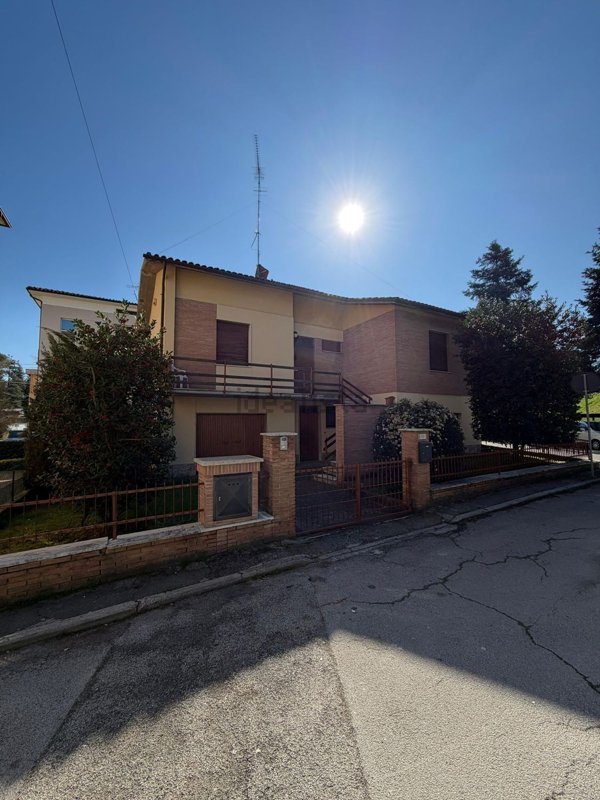 casa indipendente in vendita a Castelraimondo