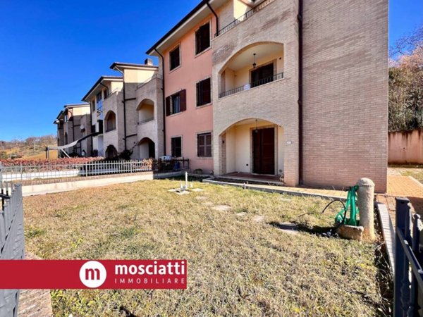 casa indipendente in vendita a Castelraimondo in zona Collina