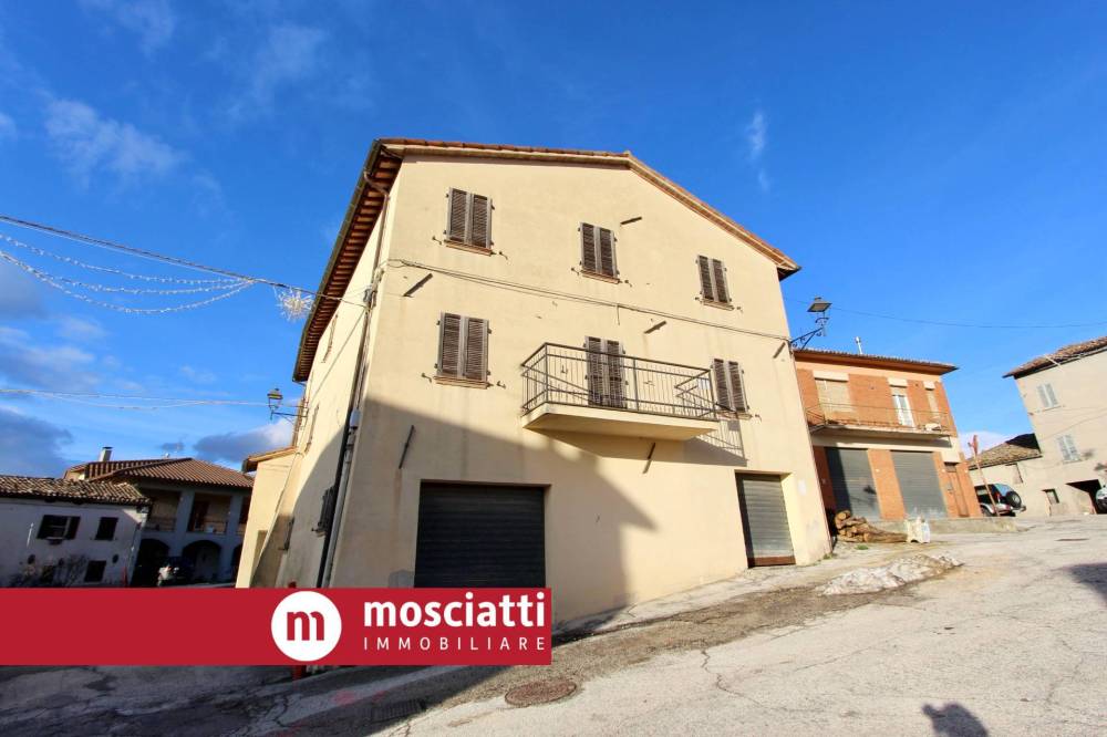 casa indipendente in vendita a Castelraimondo in zona Crispiero