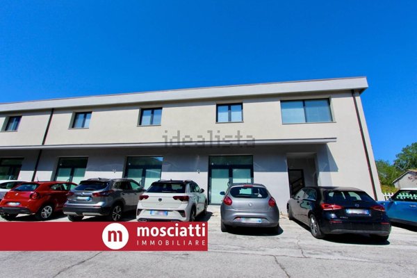 locale commerciale in vendita a Castelraimondo