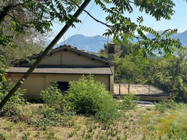 casa indipendente in vendita a Castelraimondo in zona Collina