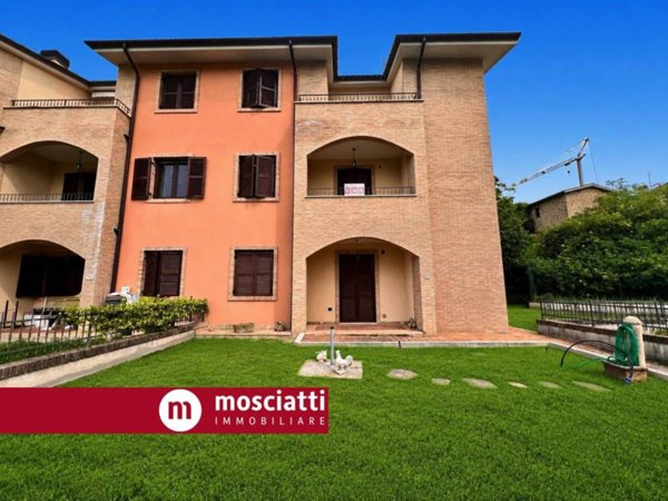 casa indipendente in vendita a Castelraimondo in zona Collina