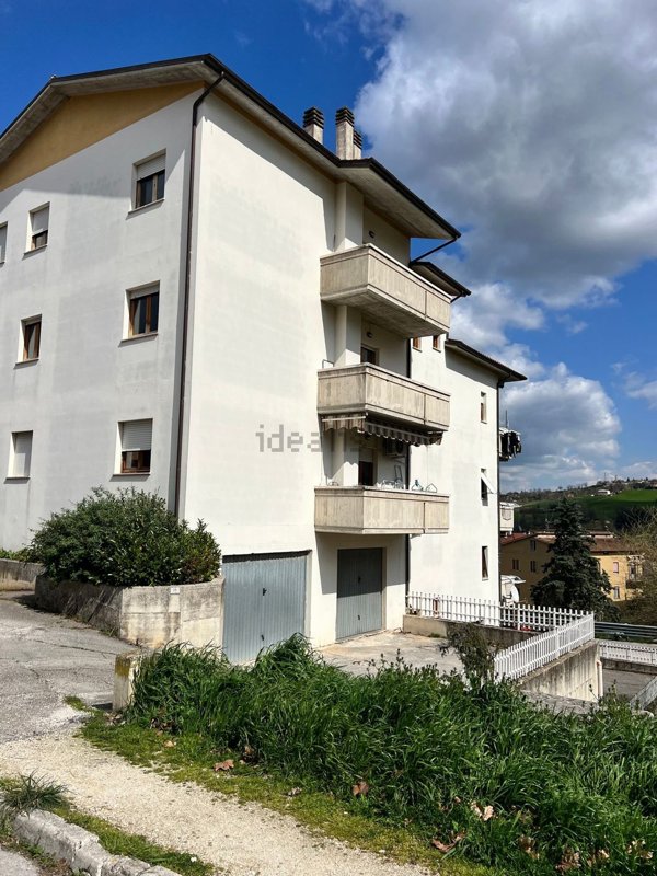 appartamento in vendita a Castelraimondo in zona Collina