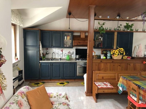 appartamento in vendita a Castelraimondo in zona Collina
