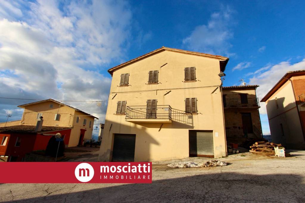 casa indipendente in vendita a Castelraimondo in zona Crispiero