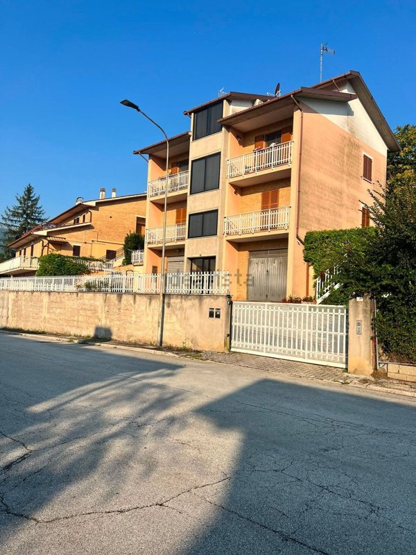 appartamento in vendita a Castelraimondo in zona Collina