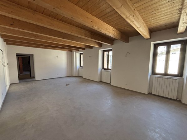 appartamento in vendita a Castelraimondo in zona Collina