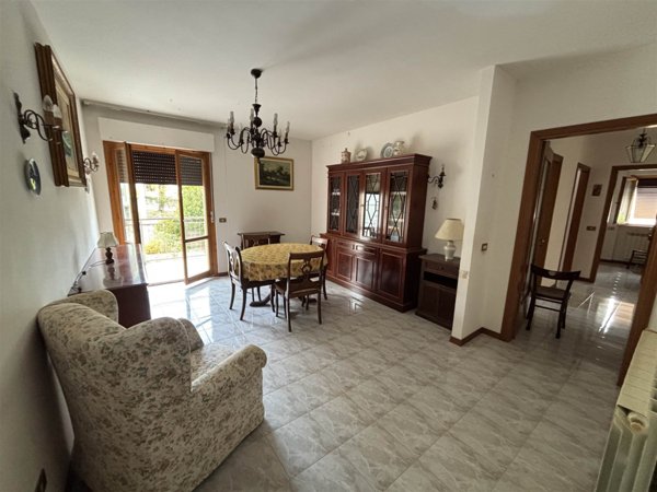 appartamento in vendita a Castelraimondo in zona Collina