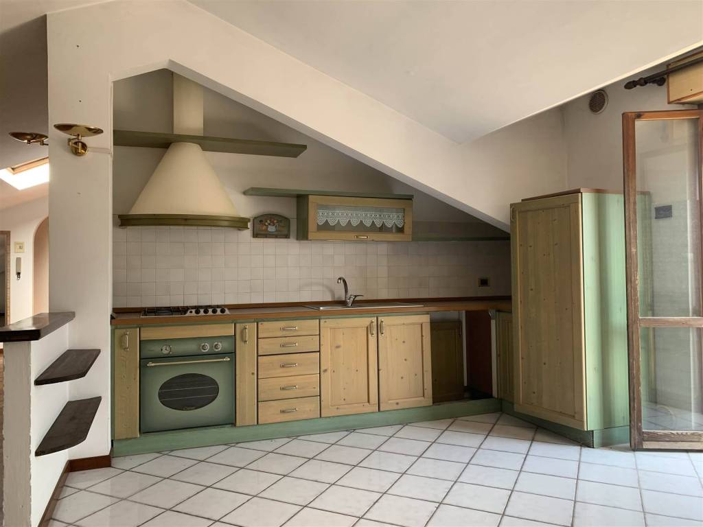 appartamento in vendita a Castelraimondo in zona Collina