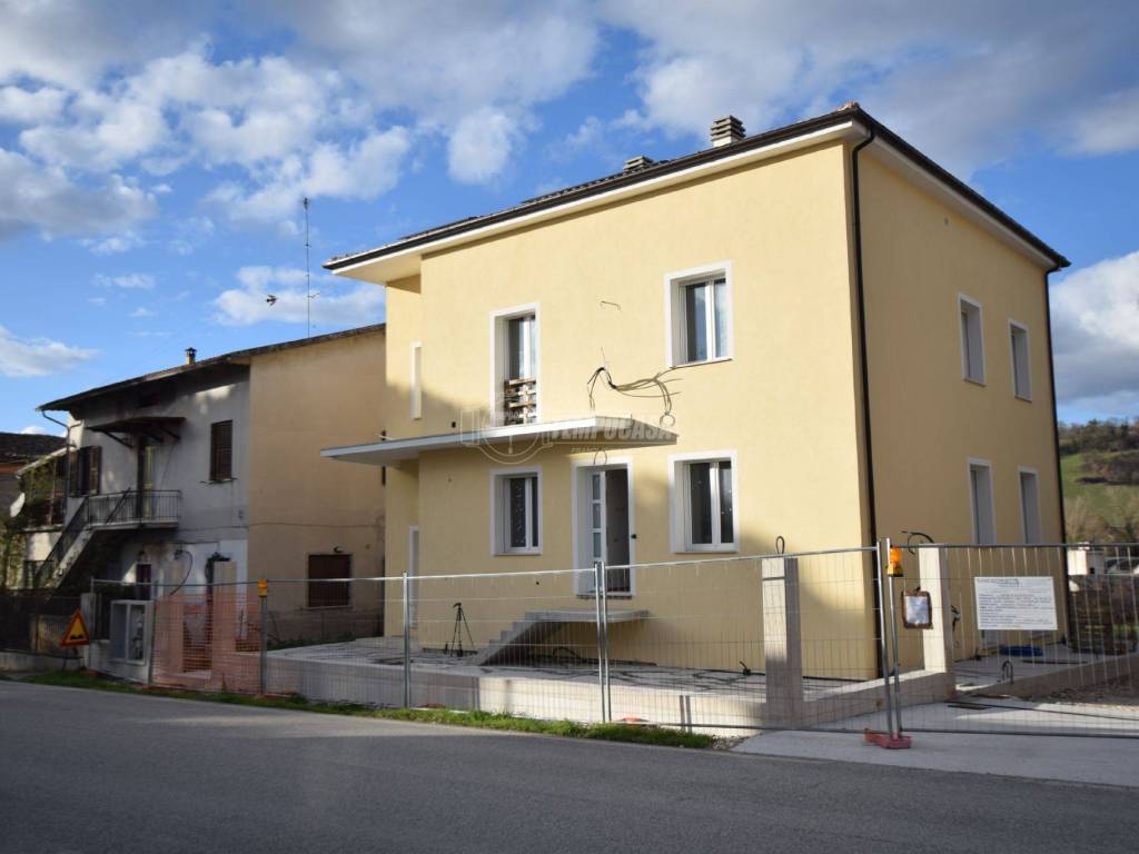 appartamento in vendita a Castelraimondo in zona Collina