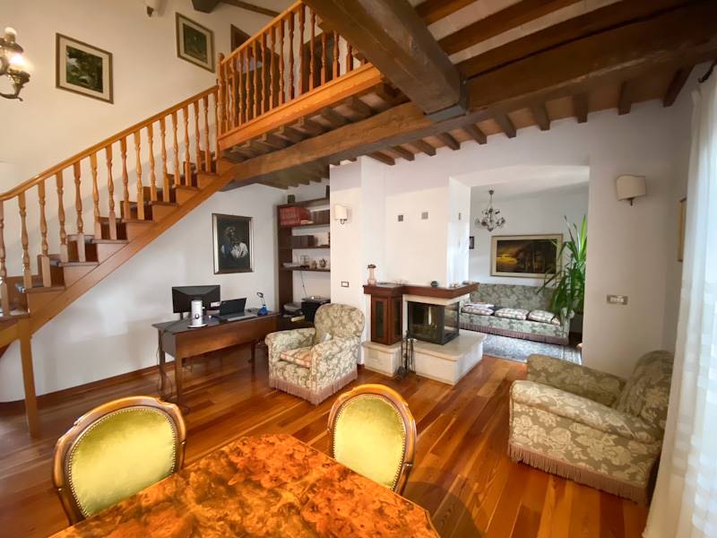 casa indipendente in vendita a Castelraimondo in zona Collina