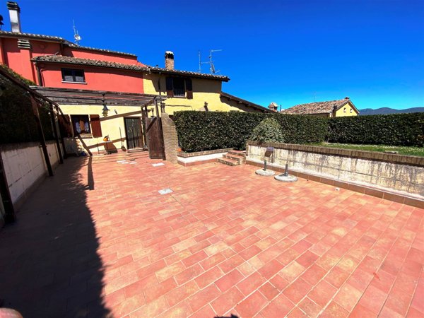 casa indipendente in vendita a Castelraimondo in zona Crispiero