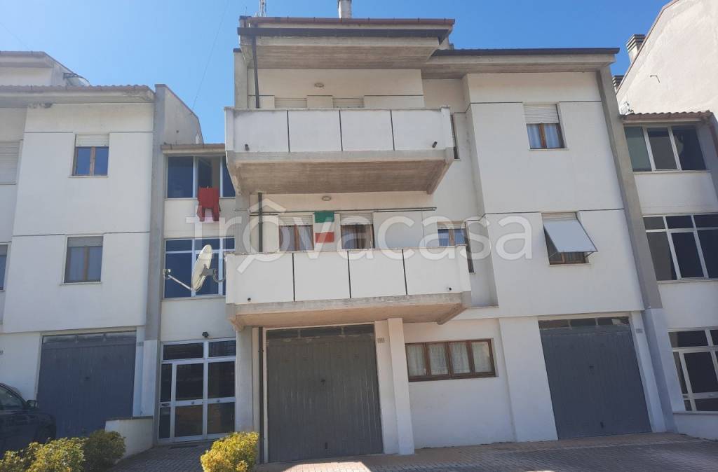 appartamento in vendita a Castelraimondo in zona Collina