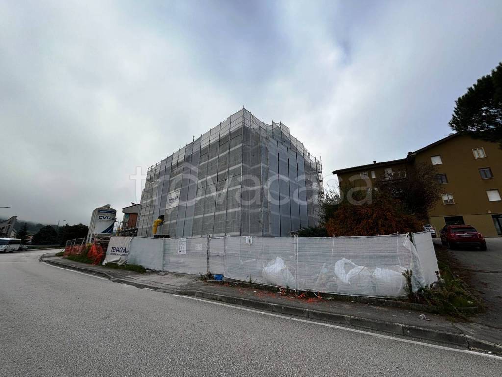 appartamento in vendita a Castelraimondo in zona Collina